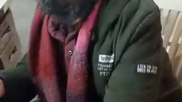 *यह मेरठ के खुर्शीद है, खुर्शीद का आरोप है कि इरम अब घर के बाहर रहती है, विरोध करने पर जकाती और इरम ने उसे जान से मारने की धमकी दी है!*

थाने में खुर्शीद दहाड़े मारकर रो रहा है!

*वहीं इरम ने इन आरोपों को झूठा बताते हुए कहा कि वह शादाब के साथ काम करके अपने बच्चों का पालन कर रही है और पति उस पर मारपीट करता था, तलाक भी दे चुका है। पुलिस ने दोनों पक्षों के बयान दर्ज कर जांच शुरू कर दी है।*