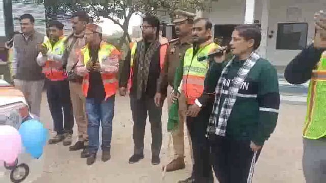 राष्ट्रीय सड़क सुरक्षा माह का रक्सा थाना प्रभारी रुपेश कुमार प्रोजेक्ट हेड संजय सिंह ने हरी झंडी दिखाकर किया शुभारंभ 
