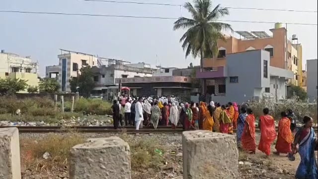 प्रभाग क्रमांक २० मध्ये येजा करण्यासाठी रस्ता नसल्याने प्रेत खांद्यावर घेऊन रेल्वे रूळ करावी लागली पार