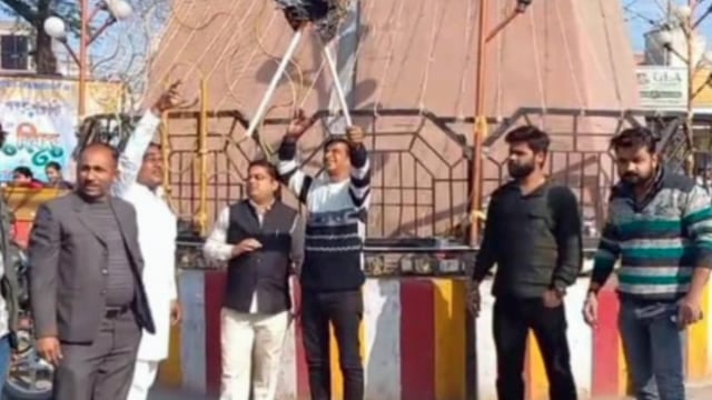 MANT- बांग्लादेश में हिंदुओं पर अत्याचार के, विरोध में जिला कांग्रेस का शहर के भूतेश्वरतिराहे पर पुतला दहन कर किया गया,,