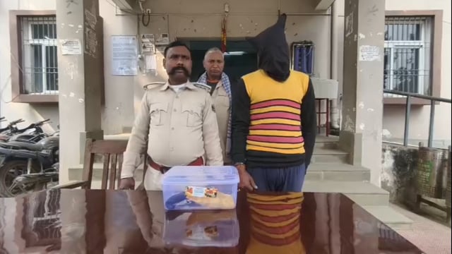 अपराध की योजना बनाते एक व्यक्ति को पुलिस ने एक देसी पिस्टल एवं पांच जिंदा कारतूस के साथ किया गिरफ्तार।