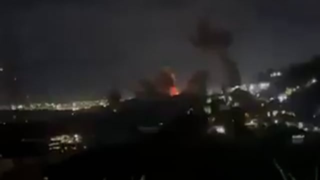 ➡️.....अमेरिका ने पूरी ताक़त के साथ वेनेजुएला पर हमला किया है। कितने क़रीब से हेलीकॉप्टर हमला कर रहा है। 
वेनेजुएला ने इमरजेंसी घोषित कर दिया है। चीन की एक हाई लेवल टीम अभी वेनेजुएला में है जब वहाँ हमला हुआ