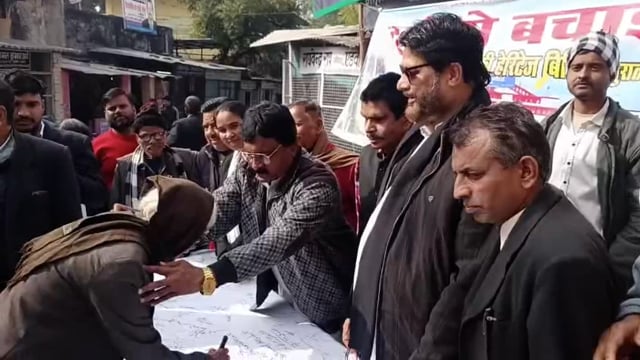 झांसी रेलवे स्टेशन की हेरिटेज बिल्डिंग बचाने के लिये चल रहें अभियान के अन्तर्गत शनिवार को जजी गेट के पास कचहरी चौराहा पर