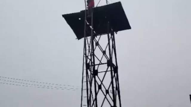 .➡️......साहब, मैं दस दिन से यही गंदे कपड़े पहने हूं, कौन धुलेगा? सबकी पत्नियां हैं, तो मुझे भी चाहिए...
पहली पत्नी मुझे छोड़कर जा चुकी है..दूसरी बीबी दिलाओं नहीं तो जान दे दूंगा..
यूपी के बदायूं में दुल्हन की चाह में हर प्रसाद मौर्य 30 फीट ऊंची पानी की टंकी पर चढ़ गया..
आधे घंटे तक बवाल काटने पर ग्रामीणों ने पुलिस को सूचना दी..