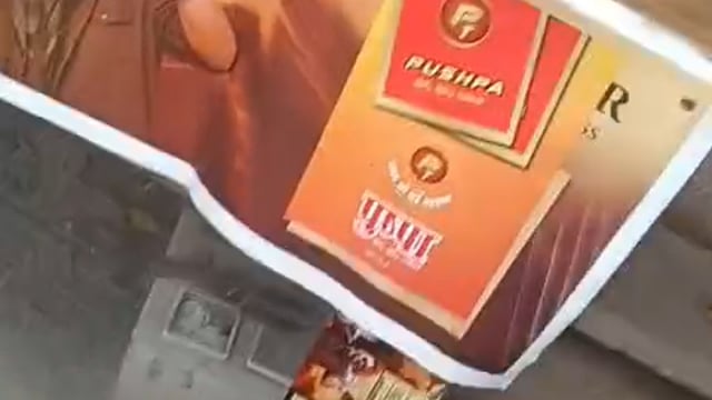 थाना एत्मादपुर क्षेत्र कुबेर पुर चौराहे पर चिलम बाजो का आतंक देखने को दिखाई दे रहा है प्रशासन की धज्जियां उड़ा रहे हैं