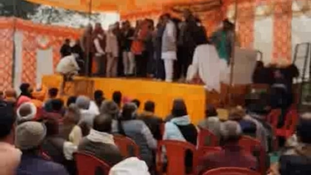 दुर्गा समति द्वारा कम्बल बितरण 