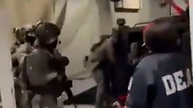 ➡️.......वक्त बदलने में देर नही लगती, कल तक ये वेनेजुएला देश के राष्ट्रपति थे और आज इस तरह लाचार मुजरिम

मादुरो और उनकी पत्नी को न्यूयॉर्क के DEA दफ़्तर में कुछ इस तरह पेश किया गया