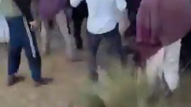 ➡️......राजस्थान | टोंक जिला
टोंक जिले में जमीन की खुदाई के दौरान एक घड़ा मिलने से सनसनी फैल गई। बताया जा रहा है कि घड़े का वजन करीब डेढ़ सौ किलो था और उसमें सोना–चांदी होने की सूचना फैलते ही मौके पर सैकड़ों लोगों की भीड़ जुट गई। घड़ा लूटने के लिए अफरा-तफरी और मारामारी की स्थिति बन गई। हालात बिगड़ते देख प्रशासन ने हस्तक्षेप कर किसी तरह घड़े को अपने कब्जे में लिया और ट्रेजरी ऑफिस में सुरक्षित रखवाया। फिलहाल घड़े की सामग्री और मामले की जांच जारी है।