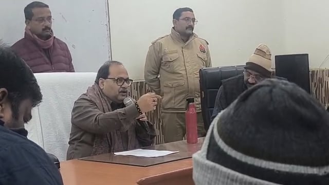 ➡️.....डरने वाला विधायक नहीं जो कहता हूं लिख कर देता हूं पूर्व मंत्री विनोदसिंह* 
 सुल्तानपुर मुगलई शासन का फरमान अधिकारियों का नहीं चलेगा कहता कम हु करता ज्यादा हु कमिश्नर आते है व्हाट्सएप पर मैसेज आता है ये गलत है जब भी अधिकारी से मिलना हो तो पता चलता है कि वी सी चल रही है वी सी का समय 4 पी एम के बाद रखे 
प्रमुख सचिव से भी शिकायत लिख कर दे चुका हूं  सुल्तानपुर का हु राजनैतिक परिवार से है आप की हर लड़ाई में मैं साथ रहेगा सक्रिय रूप से हम आप की आवाज उड़ाएंगे।