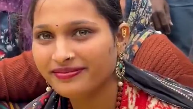 ➡️....यह अफ़साना पवार हैं। वह मोनालिसा की रिश्तेदार हैं, जो कुंभ मेले के दौरान मशहूर हुई थीं। मोनालिसा की तरह ही अफ़साना भी प्रयागराज माघ मेले में फूलों की माला बेच रही हैं।*