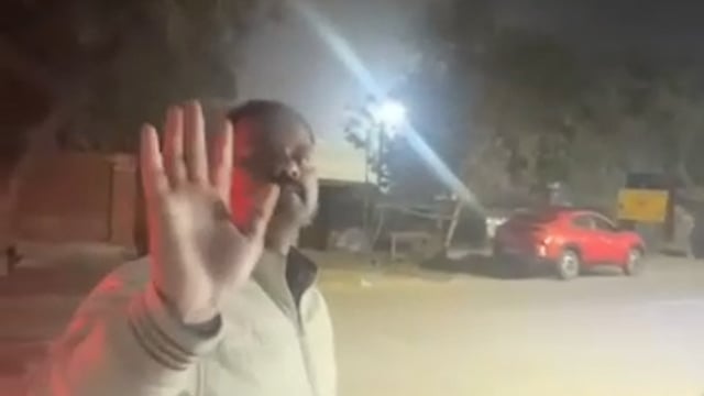 ➡️.......गाजियाबाद जिले के #मोदीनगर में यूपी पुलिस के दरोगा जी एक #महिला संग वर्ना कार में बैठे थे .....*

*कार एक घर के आगे खड़ी थी, तभी घर मालिक #थार लेकर आ गया। कार #खड़ी करने को लेकर खूब #कहासुनी हुई। फिर दरोगा जी का सहारा लेकर #बदमिजाज महिला ने अपने सारे अधिकारों का प्रदर्शन किया।*