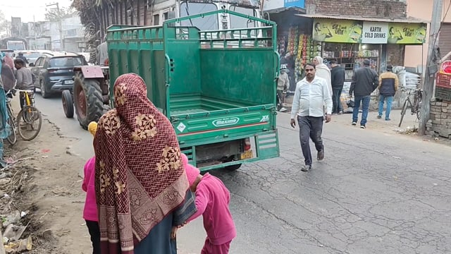 तहसील मवाना के बहसूमा में सड़क के दोनों ओर फल वालों की ठेलियों से होता है अतिक्रमण दिन भर जाम की स्थिति शासन प्रशासन मौन