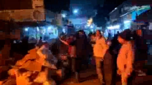 झांसी, सुभाष गंज इलाके में आग लगने से लाखों का नुकसान हो गया, इस बात की जानकारी मिलने पर दमकल मौके पर पहुंची,आग पर काबू