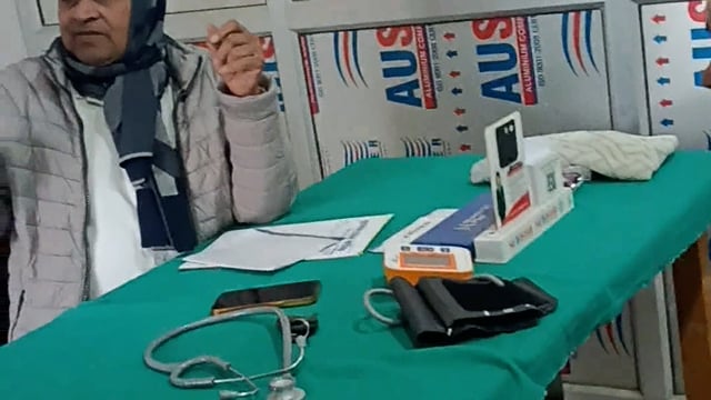 जिला संघचालक रणजीत सिंह अवारापशुखेतसे खदेड़ते समय गिरकर घायल पूर्व सीएमओ डॉ यूके पाण्डेय कररहे उपचार 