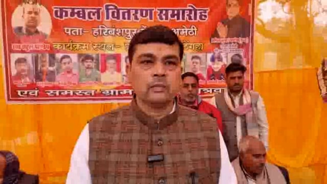 ठेंगहाशुकुलपुरगांव मेंसमाजसेवीअनिलपांडेयछोटेभाई की पुण्य तिथिपर सैकड़ों कम्बल गरीबों कोवितरणकिया नेता सुधांशु अ लोकेशथे