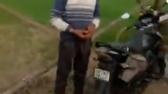 उन्नाव :  बजरंग दल ने किया हंगामा

क्रिस्चियन समाज की प्रार्थना सभा में किया हंगामा
प्रार्थना सभा की आड़ में धर्म परिवर्तन का आरोप
सभा में मौजूद लोगों, कार्यकर्ताओं में तीखी बहस
महिलाओं, बजरंग दल कार्यकर्ताओं में झड़प
सूचना पर दही थाना पुलिस मौके पर पहुंची
अधिकारियों ने जांच कर कार्रवाई का आश्वासन दिया
दही कोतवाली क्षेत्र के घटोरी तरगांव का मामला