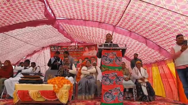 सपा सांसद व विधायक ने बांटा गरीबों को कंबल,राष्ट्रीय अध्यक्ष का महिलाओं को सुनाया संदेश,जानिए सपा का क्या है उपहार