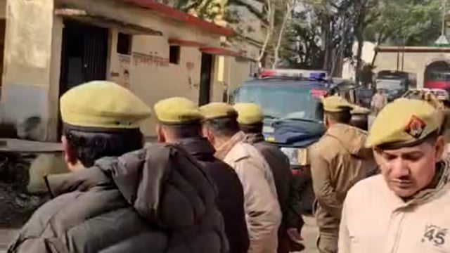 झांसी जेल से दीपनारायन सिंह यादव को रिमांड पर लेकर निकली झांसी पुलिस...