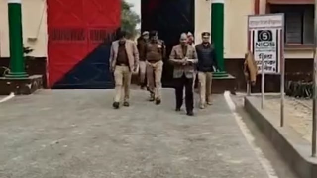 न्यू ईयर की पार्टी पार्टी का फायदा उठाकर जिला जेल से दो कैदी फरार