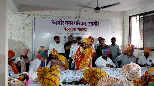 उदगीर नगरपालिकेच्या नूतन नगराध्यक्षा स्वाती हुडे यांनी पदभार स्वीकारला