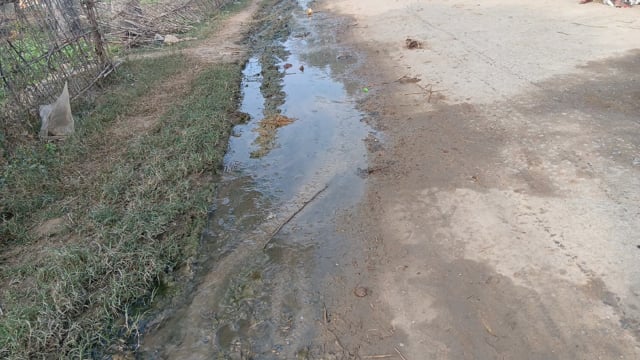 सड़क पर बह रहा गंदे नाली का पानी ग्रामीण व राहगीर परेशान