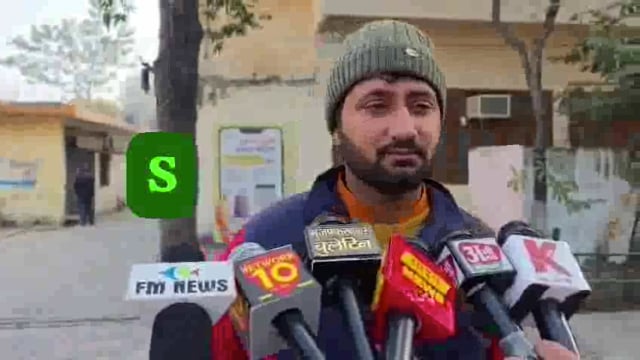 मुजफ्फरनगर में खतौली शुगर मिल के पूर्व फील्ड असिस्टेंट राहुल मलिक सोमवार को ज़िला कलेक्ट्रेट पहुंचा। DM के नाम शिकायती पत्र देते हुए मिल प्रबंधन पर गंभीर आरोप लगाए।
उसने आरोप लगाया कि उसने 24 दिसंबर, 2025 को मिल अधिकारियों पर अवैध दबाव और धमकी की शिकायत की थी। उसके तुरंत बाद उसे नौकरी से निकाल दिया गया और उसके घर में आग लगा दी गई।
साथ ही झूठे आरोप लगाकर पुलिस केस कराए गए। राहुल ने इसे संगठित प्रताड़ना बताया है।