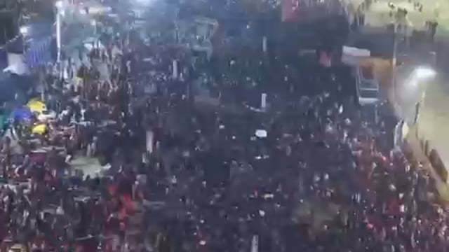 ➡️......मकर संक्रांति के पावन अवसर पर संगम की ओर बढ़ती आस्था देखने को मिलेगी ✨🙏 माघ मेले के दौरान आस्था का ऐसा महासंगम बनने जा रहा है, जहाँ प्रशासन के अनुमान के अनुसार लगभग 1 करोड़ श्रद्धालु संगम में पवित्र स्नान कर पुण्य लाभ अर्जित करेंगे। श्रद्धा, विश्वास और सनातन परंपराओं से जुड़ा यह महापर्व न केवल धार्*