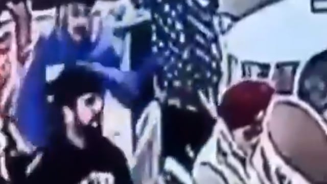 पंजाब में बदमाश एक शादी समारोह में आए और सरपंच के सिर में सटाकर गोली मार दी

इसके बाद बदमाश भाग गए

बस कुछ सेकंड में ही ये सब हो गया और कोई कुछ न कर सका, बस सब देखते ही रह गये