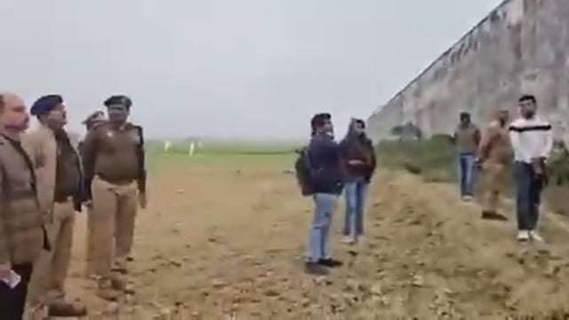 ➡️......बल्लू बदमाश और कालिया जेल तोड़ कर फ़रार 
कन्नौज : कन्नौज जिला जेल से फरार हुए दो कैदी
➡कंबल की रस्सी बनाई, दीवार फांदकर भागे
➡महिला बैरक के पीछे की दीवार फांदी- सूत्र
➡कैदियों के भागने की जानकारी पर हड़कंप
➡जानकारी मिलते ही डीएम, एसपी मौक पर