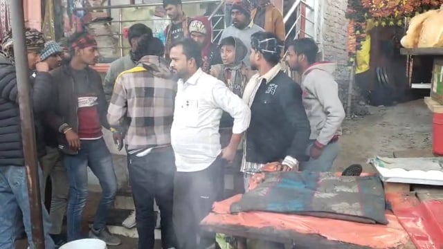 खजले की दुकान में जा घुसा ट्रैक्टर
अम्बेडकरनगर अकबरपुर कोतवाली क्षेत्र अंतर्गत बरियावन चौराहे से टांडा रोड पर स्थित खजले की दुकान में एक अनियंत्रित ट्रैक्टर जा घुसी, जिससे चारों तरफ अफरा तफरी का माहौल बन गया, फिलहाल कोई भी जान माल का खतरा नहीं हुआ लोग बाल बाल बच गए हैं
