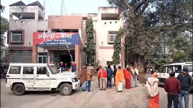 दुकान के बाहर मृत पड़ा मिला 22 साल का युवक, परिजनों ने लगाया हत्या का आरोप।जांच में जुटी पुलिस।