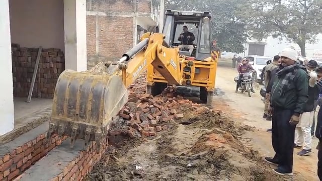 वायरल वीडियो 
घटिया नाला निर्माण पर विधायक का बुलडोजर, ठेकेदार पर गिरी गाज
कांट। मदनापुर रोड से सामुदायिक शौचालय तक बन रहे 450 मीटर लंबे नाले में घटिया सामग्री के इस्तेमाल का मामला सामने आने पर विधायक अरविंद कुमार सिंह सख्त नजर आए। पीली ईंटों से बनाए जा रहे नाले को जेसीबी से तुड़वा दिया गया। विधायक के निर्देश पर संबंधित ठेकेदार को नोटिस जारी करने के साथ ब्लैकलिस्ट करने की तैयारी शुरू कर दी गई है।