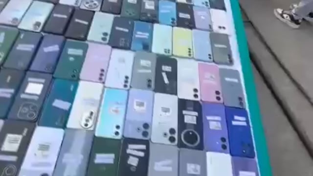 ➡️.......यूपी -नोएडा पुलिस ने चोरी के 821 मोबाइल रिकवर किए हैं। इनकी कीमत 6 से 8 करोड़ रुपए तक है। कुल 8 आरोपी गोविंदा महतो, रोहित सैनी, श्याम राय, भरतीया महतो, शेखर, प्रदीप और 2 नाबालिग गिरफ्तार हैं। ये सभी झारखंड–बिहार के रहने वाले हैं। ठंड में जैकेट में फोन रखने वाले लोगों को निशाना बनाते हैं। फिर चोरी के फोन इकट्ठा करके उन्हें बिहार–झारखंड ले जाकर बेच देते हैं।
बरामद किए गए 821 मोबाइल की ईडी की स्टाइल में वीडियो भी बनाई गई