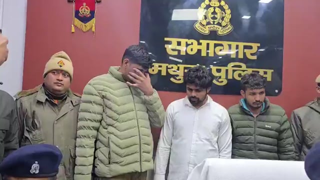➡️......यूपी के मथुरा में पुलिस की वर्दी पहनकर लुटेरों ने सर्राफा कारोबारी योगेश से चांदी के जेवरों से भरा बैग लूट लिया। योगेश मध्य प्रदेश से बाजार कर लौट रहे थे, तभी रेलवे स्टेशन के बाहर वारदात को अंजाम दिया गया। पुलिस ने कार्रवाई करते हुए माल सहित तीन लुटेरों को गिरफ्तार कर लिया है।