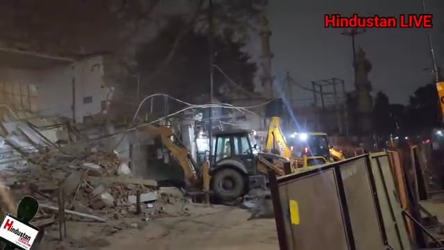 ➡️......Delhi Dargah Ilahi Masjid ..◀️आँसू गैस, लाठी चार्ज, पथराव, आगज़नी के बीच फ़ैज़ इलाही मस्जिद छोड़ कर पूरे प्रांगण में चले 20 से ज़्यादा बुलडोज़र, कई लोग और पुलिस वाले घायल, FIR दर्ज, पत्थर चलाने वाले लड़के गिरफ्तार