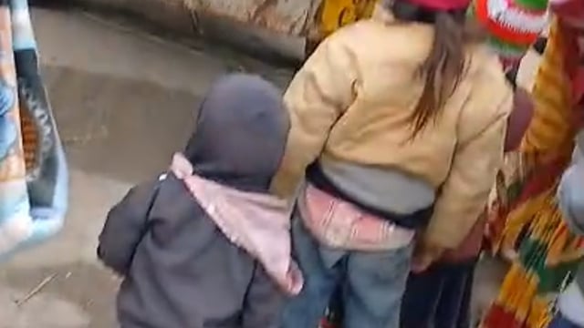 ठंड अधिक होने के कारण कुलदीप सिंह देवीपुर द्वारा ठंड से राहत के लिए गरीब और असहयों को बांटे गए कंबल