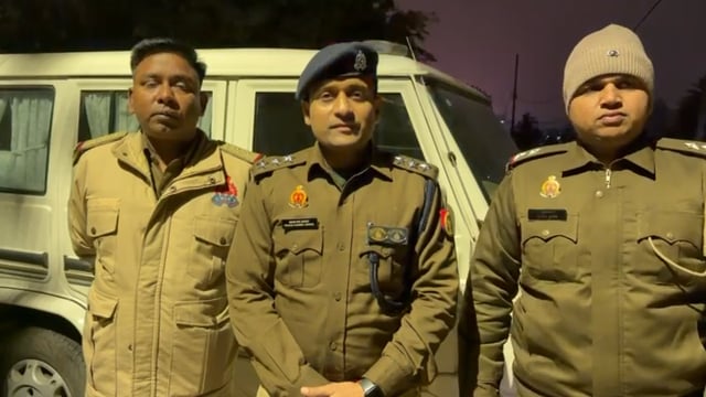 थाना कंकरखेड़ा पुलिस द्वारा चोरी की घटना में वांछित तीन अभियुक्त गिरफ्तार, जिसमें एक अभियुक्त पुलिस मुठभेड़ में घायल/गिरफ्तार, कब्जे से एक अवैध तमंचा मय जिंदा/खोखा कारतूस, चोरी की गयी शराब की पेटी व नकदी बरामदगी के संबंध में क्षेत्राधिकारी दौराला मेरठ की बाइट-*