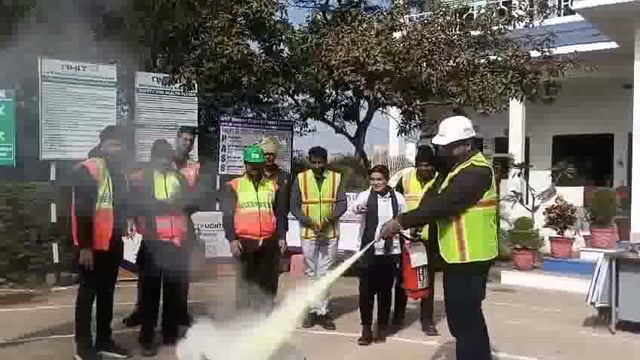 झांसी में सड़क सुरक्षा माह के अंतर्गत सड़क सुरक्षा समिति की सदस्य  व उत्तर प्रदेश फायर सर्विस में वरिष्ठ अग्नि सचेतक प्र