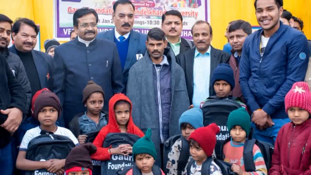 गौरी फाउंडेशन का सेवा अभियान, बुंदेलखंड विश्वविद्यालय के मुख्य द्वार पर जरूरतमंदों को कंबल व स्टेशनरी किट वितरण