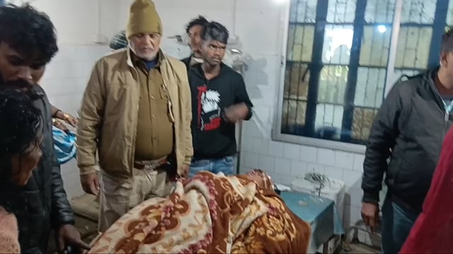 मोटरसाइकिल दुर्घटना में तीन युवक जख्मी एक रेफर