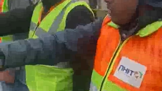 जनपद मुजफ्फरनगर में हाईवे पर आने जाने वाले लोगों को हेलमेट लगाने को लेकर जागरूक कर रहे,व हेलमेट दिलाने को लेकर शपथ दिला 