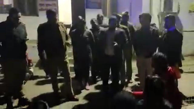 लखनऊ: लखनऊ विवि परिसर में छात्रों ने किया हंगामा 

➡चौकी इंचार्ज के खिलाफ धरने पर बैठे थे छात्र 
➡चौकी इंचार्ज पर फर्जी मुकदमे लिखने का आरोप
➡मौके पर हसनगंज इंस्पेक्टर से छात्रों की हॉट टॉक