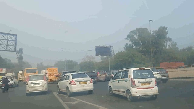 एनसीआर दिल्ली में सफदरजंग अस्पताल के पास प्रतिदिन लगता है लंबा गाड़ीयो का जाम जिसमें मरीजों को बहुत कठिनाइयां का सामना करना पड़ता है