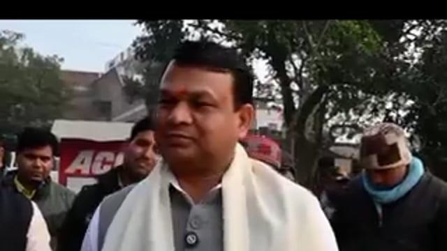 ▶️...अमेठी ब्रेकिंग..◀️
विधानसभा जगदीशपुर से भाजपा विधायक सुरेश पासी के एक बयान ने जिले की राजनीति में भूचाल ला दिया है। विधायक ने सार्वजनिक रूप से कहा कि मुस्लिम वोटरों की मुझे जरूरत नहीं है। हम मस्जिद पर कभी नहीं जाते, न कभी गए हैं और न जाएंगे। मुस्लिम के घर वोट मांगने भी नहीं जाते,उनके जीने-मरने पर भी नहीं जाते।विधायक के इस बयान के सामने आते ही राजनीतिक हलकों में तीखी प्रतिक्रिया शुरू हो गई है।