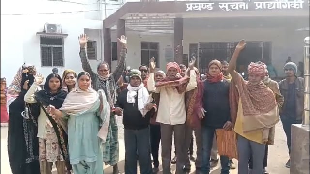 सरकारी भूमि पर दबंगों का अतिक्रमण, दो वार्डो के लोग परेशान, अंचल अधिकारी से लगाई गुहार।