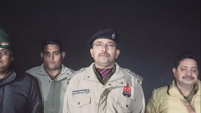 थाना हापुड़ नगर पुलिस की चैकिंग के दौरान बदमाशों से हुई मुठभेड़, क्रॉस फायरिंग में एक शातिर बदमाश घायलावस्था में गिरफ्तार