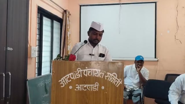 पत्रकार अंकुश मुढे कार्यक्रमांमध्ये प्रास्ताविक करताना