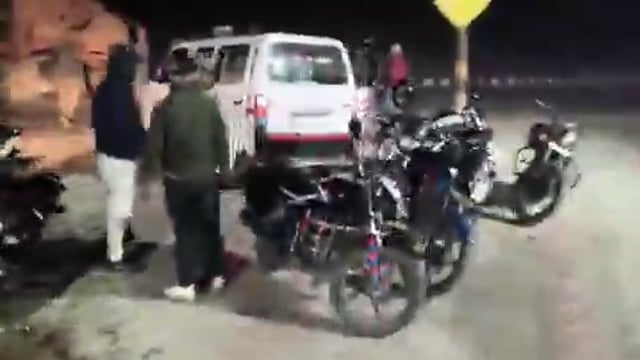 ▶️......अम्बेडकरनगर: लकड़ी से लदी ट्रैक्टर ट्राली से टकराई 2 कारें 
कार में सवार करीब आधा दर्जन लोग घायल 
ड्राइवर की हालत गंभीर,इलाज के लिए भेजा अस्पताल 
गलत साइड से लकड़ी लेकर आ रहा था ट्रैक्टर 
अहिरौली थाने के पटेल नगर तिराहे की घटना