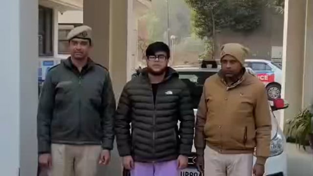 पर्यटक को परेशान करने वाले पर आगरा पुलिस ने की कार्यवाही थाना ताजगंज क्षेत्र में ताजमहल पूर्वी गेट पार्किंग शिल्पग्राम 