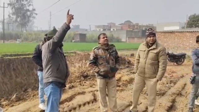 लंढौरा! एक बीघा जमीन में लगा है बिजली पोल! किसान ने विद्युत पोल हटाने को सी एम पोर्टल पर की शिकायत!